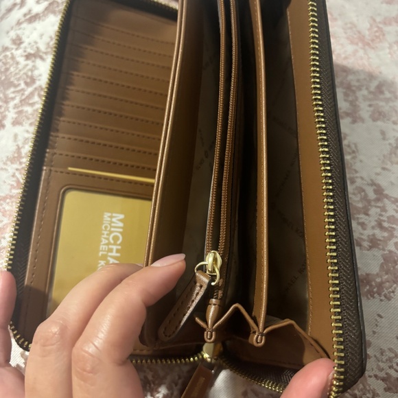 Michael Kors wristlet wallet - Picture 3 of 4